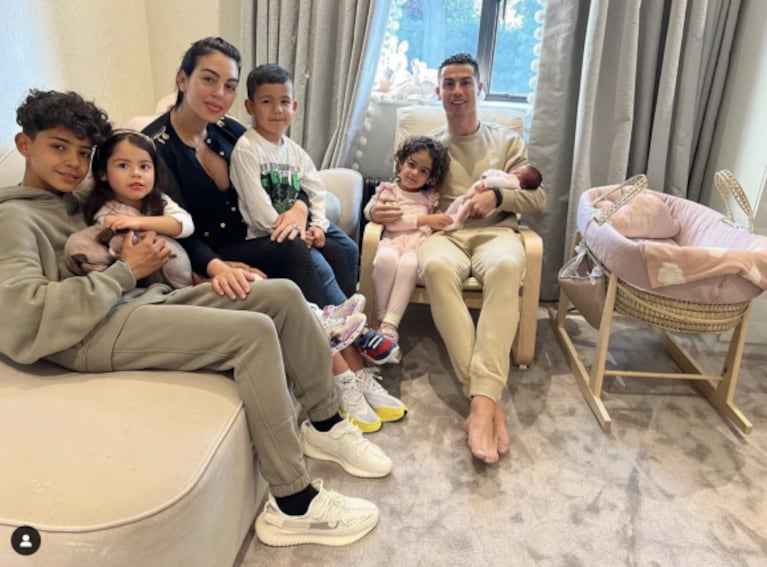 Cristiano Ronaldo y Georgina Rodríguez compartieron una foto familiar con su beba tras la tragedia