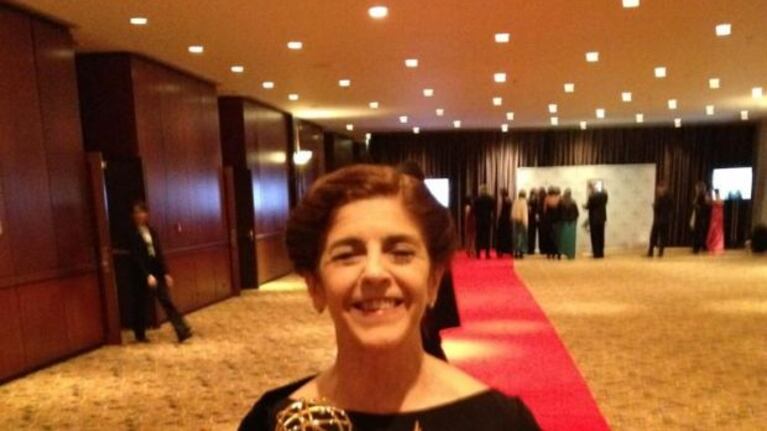 Cristina Banegas feliz con su Emmy. (Foto: Twitter - Claudio Villarruel)