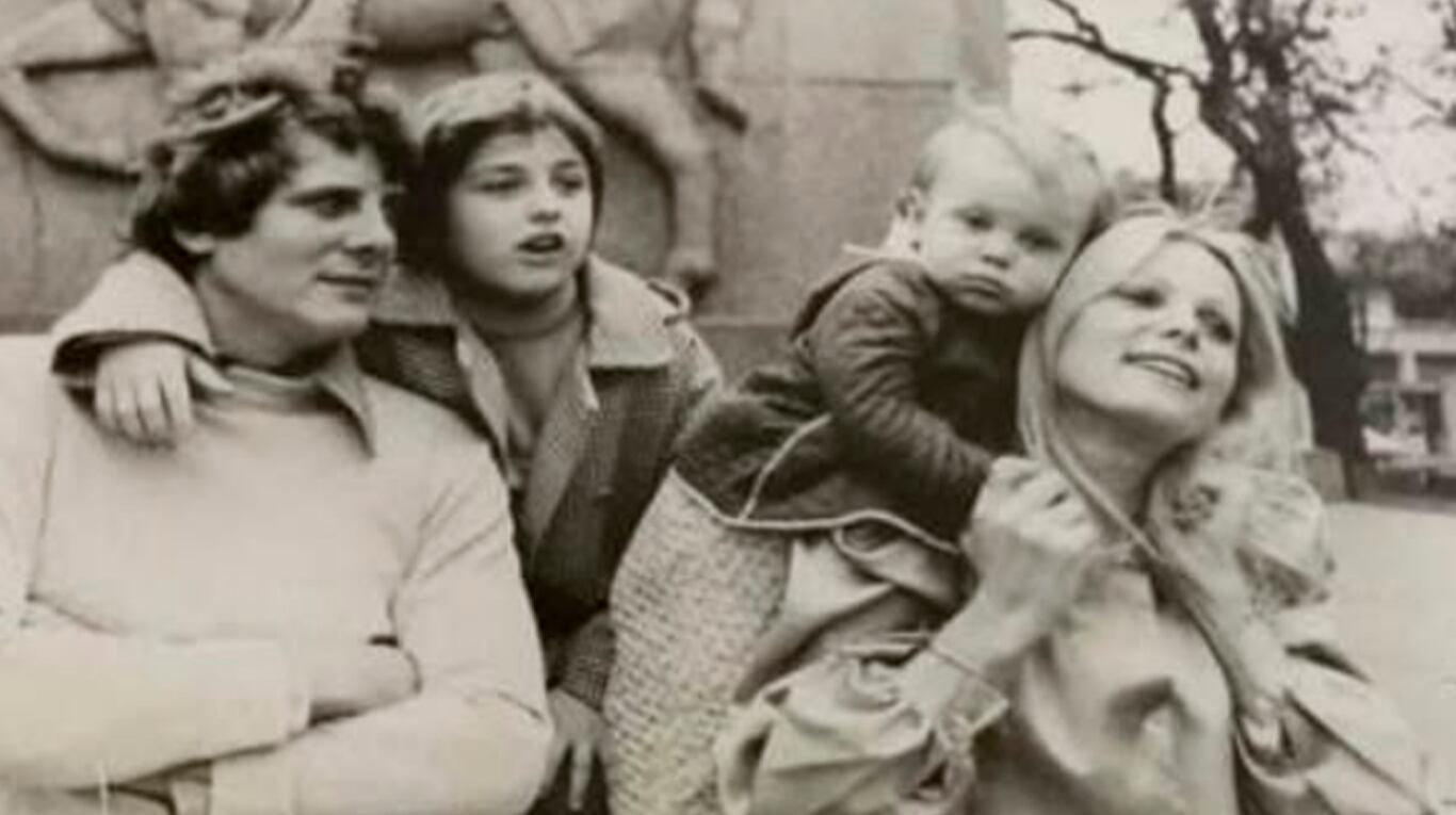 Cristina del Valle y Claudio Levrino con Federico y Patricio. Foto: Instagram @fedelevrino