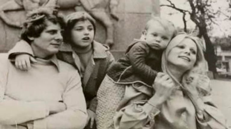 Cristina del Valle y Claudio Levrino con Federico y Patricio. Foto: Instagram @fedelevrino
