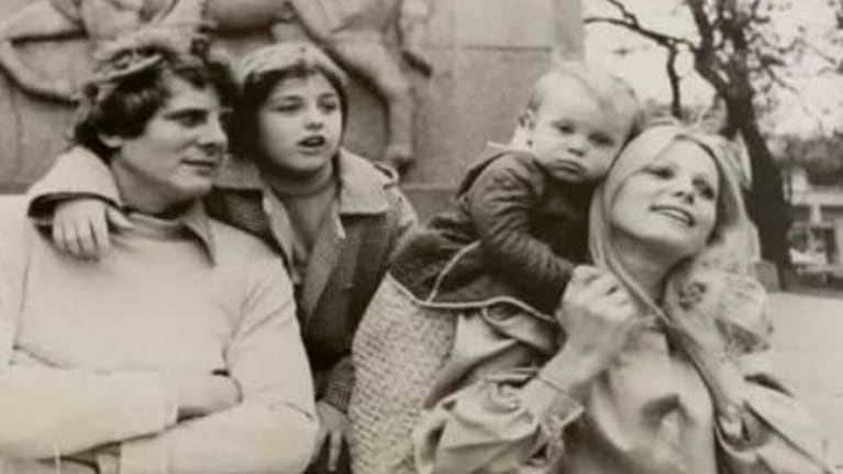 Cristina del Valle y Claudio Levrino con Federico y Patricio. Foto: Instagram @fedelevrino