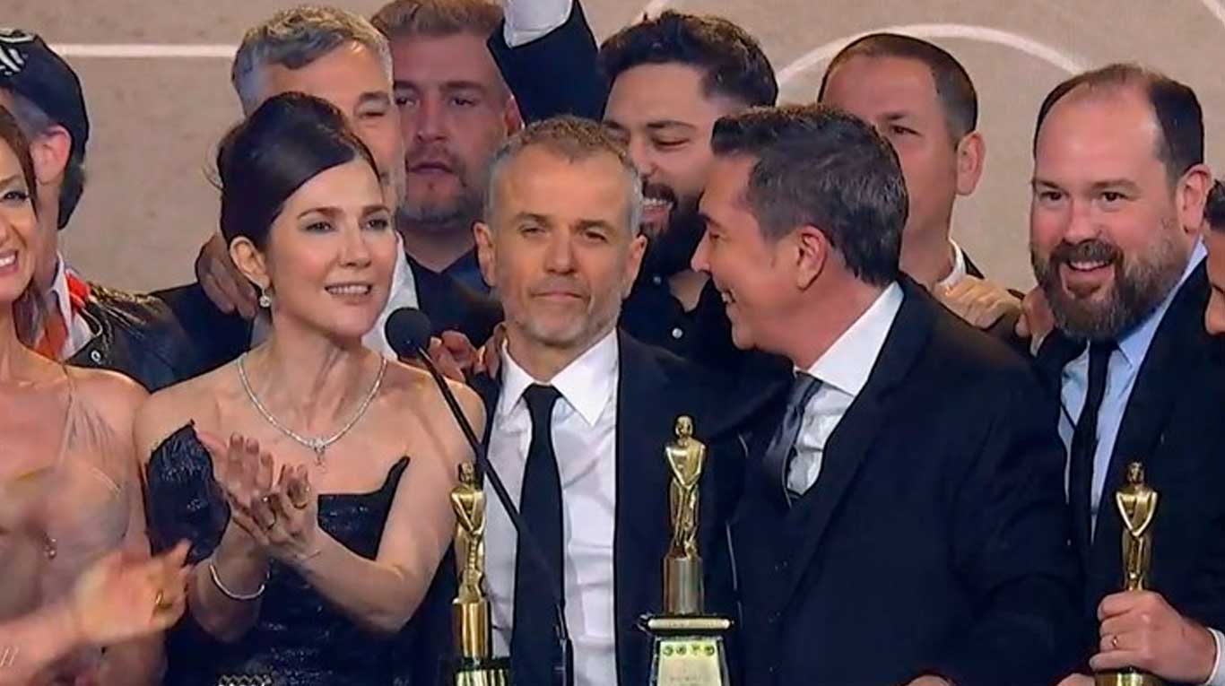 Cristina Pérez, Roberto Mayo y Rodolfo Barili de Telefe Noticias en los Martín Fierro 2024 (Foto: captura Telefe)