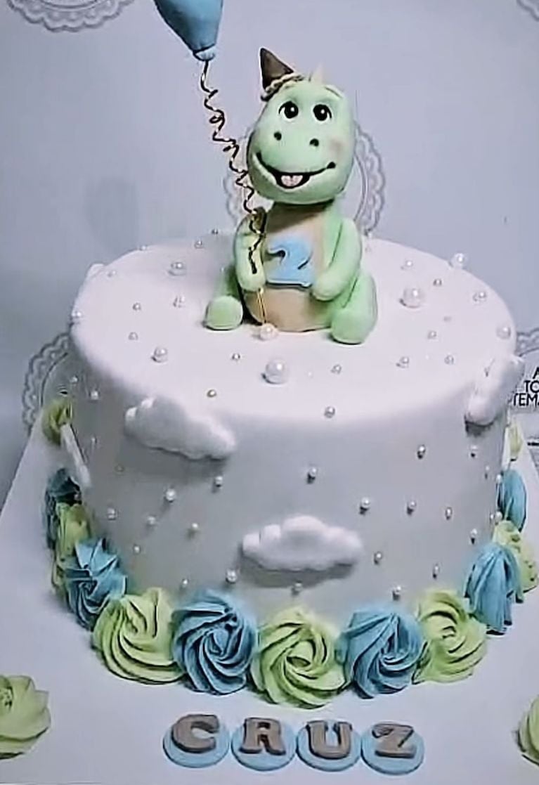 Cruz Urcera cumplió 2 años: torta de dinosaurios, familia unida y el emotivo mensaje de Nicole Neumann. Crédito: Instagram