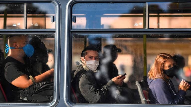 Cuáles son las 24 actividades esenciales cuyos trabajadores podrán usar transporte público