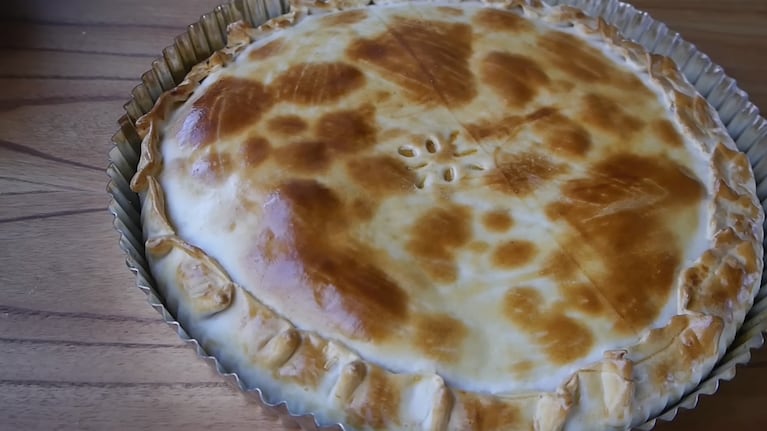 Cuando la masa de la tarta de atún empieza a verse dorada, es el momento de sacarla del horno. Foto: YouTube (Paulina Cocina)