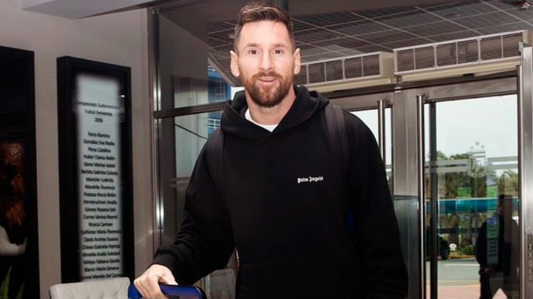 Cuánto cuesta el buzo discreto ¡pero carísimo! con el que Lionel Messi aterrizó en Argentina.