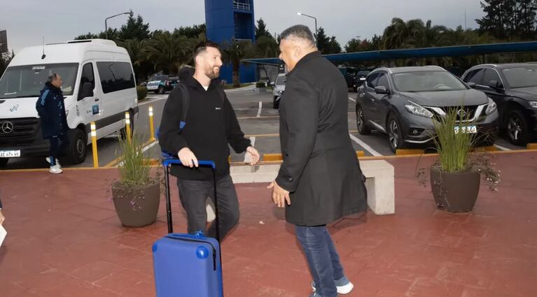 Cuánto cuesta el buzo negro con capucha que Lionel Messi lució en Argentina