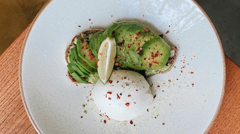 Cuánto cuesta un avocado toast con una limonada en la cafetería de Damián Betular