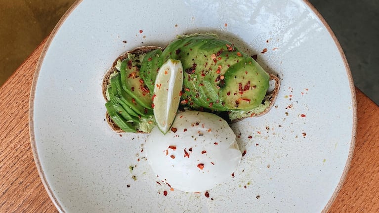Cuánto cuesta un avocado toast con una limonada en la cafetería de Damián Betular