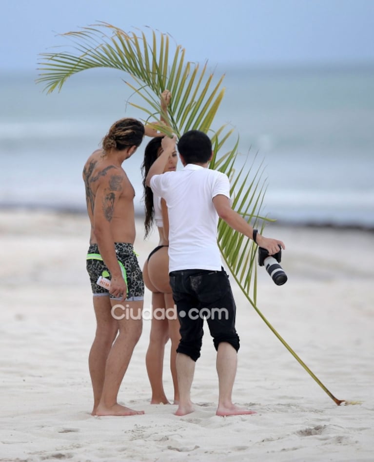 ¡Curvas peligrosas! El súper lomazo sin Photoshop de Kim Kardashian: diosa en bikini en las playas de México