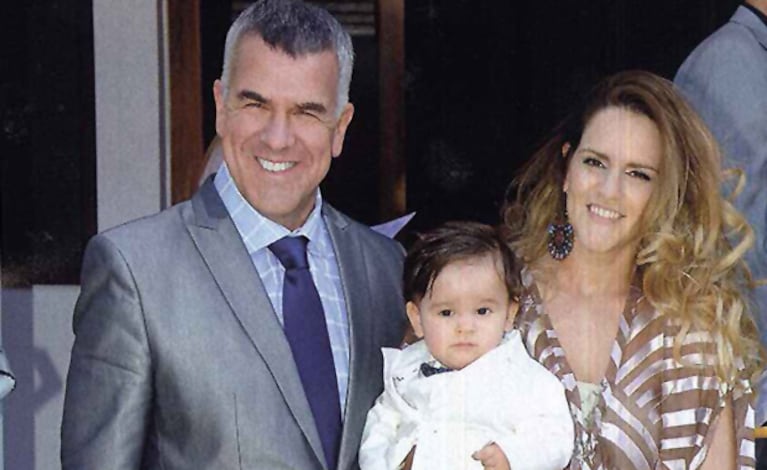 Daby Brieva y su mujer, Mariela Anchipi, junto a Felipe, el día de su bautismo. (Foto: archivo revista Gente)