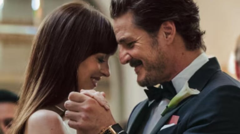 Dakota Johnson y Pedro Pascal en una escena de la película furor de HBO Max.