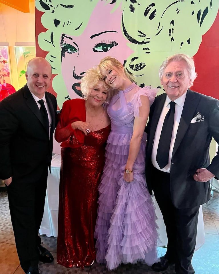 Daniel Davis junto a Benjamin Salisbury y Nicholle Tom en el cumpleaños 90 de Renée Taylor (Silvya Fine en La Niñera). Foto: Instagram @nicholletom