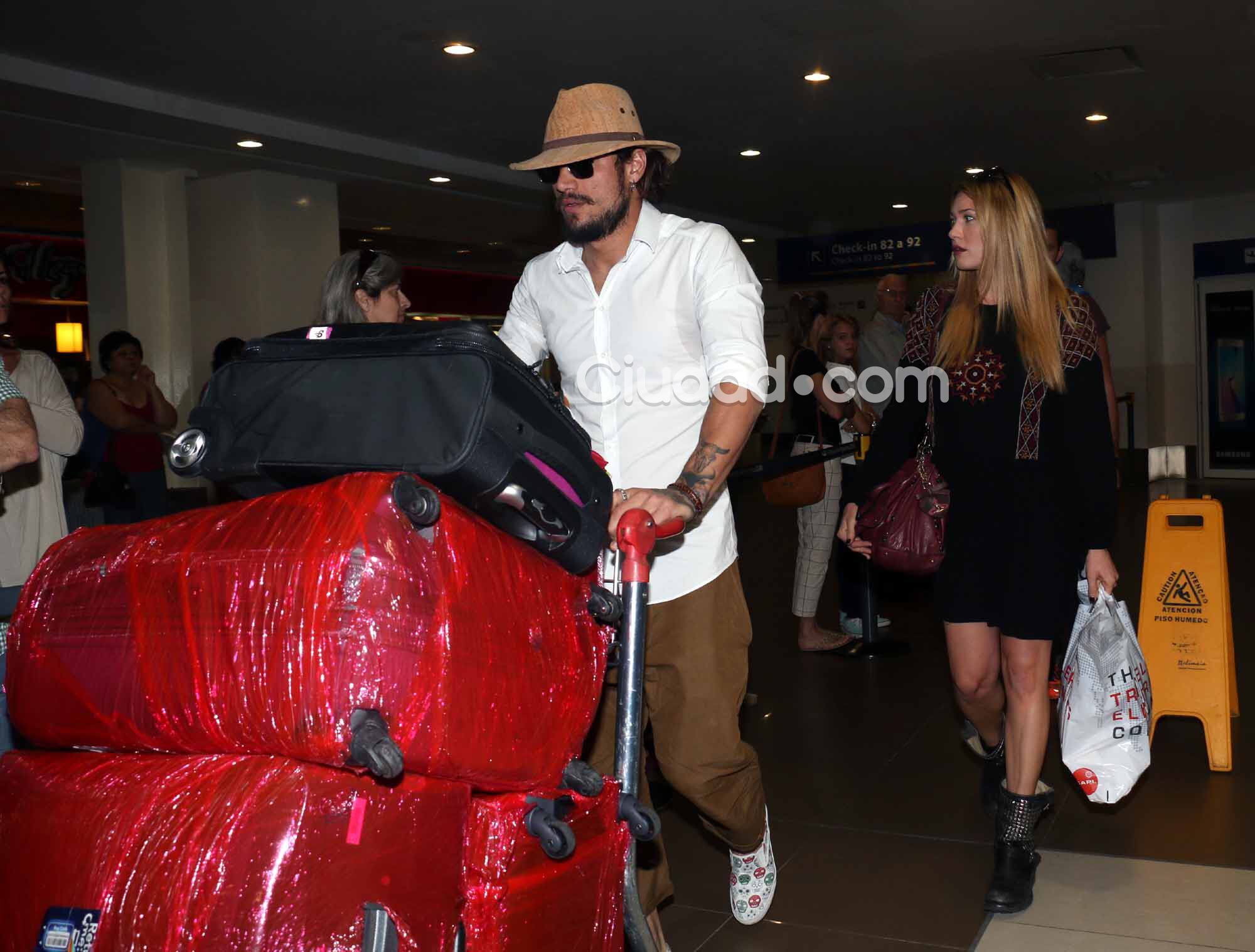 Daniel Osvaldo regresó a nuestro país junto a Benedetta Mazza (Fotos: Movilpress). 