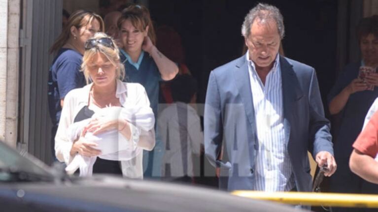 Daniel Scioli y Gisela Berger inscribieron juntos a su hija: fotos y detalles de la reconciliación