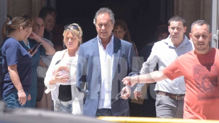 Daniel Scioli y Gisela Berger inscribieron juntos a su hija: fotos y detalles de la reconciliación