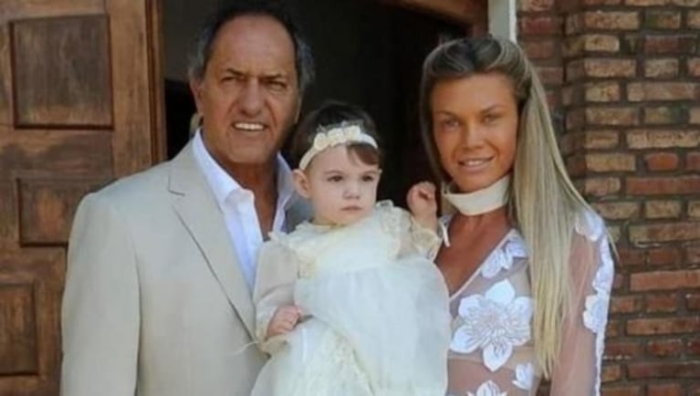 Daniel Scioli y Gisela Berger, reconciliados luego del escándalo: fueron vistos en un vuelo de Cerdeña a Roma