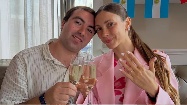 Daniela Batlle Casas mostró el anillo de compromiso que le dio Justo Macchiavello