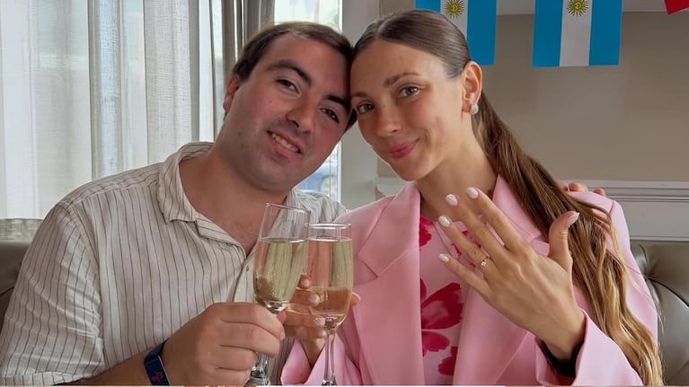 Daniela Batlle Casas mostró el anillo de compromiso que le dio Justo Macchiavello