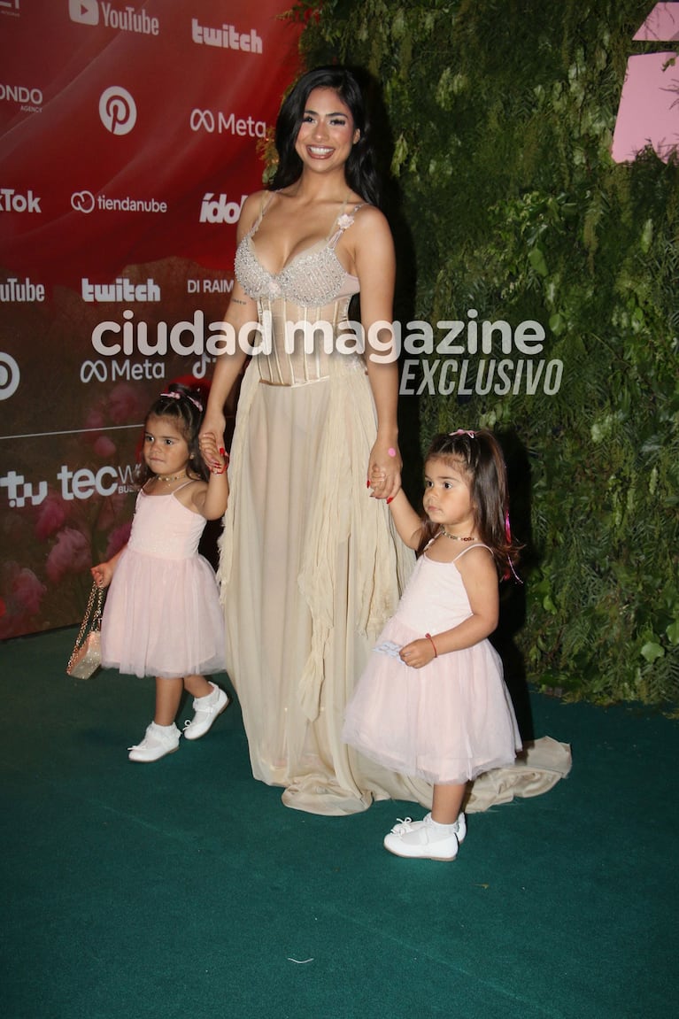 Daniela Celis con sus hijas en lo Premios Ídolo 2026 (Foto de Movilpress)