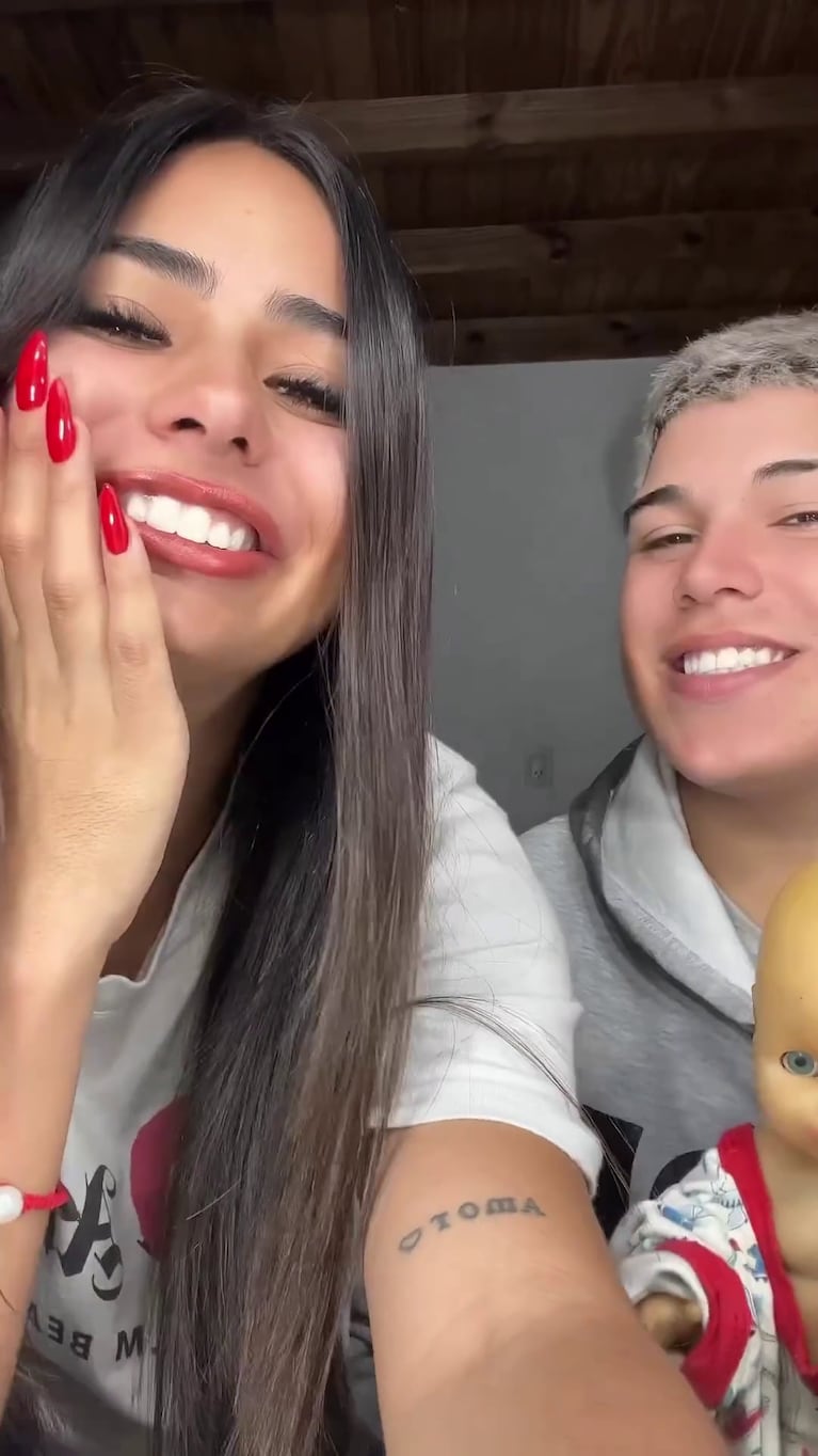 Daniela Celis, embarazada de gemelos, filmó a Thiago Medina practicando cómo poner un pañal