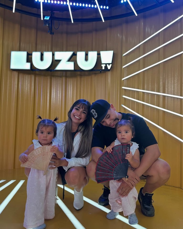 Daniela Celis y Thiago Medina con Laia y Aimé, sus hijas. (Foto: @danielacelis01)