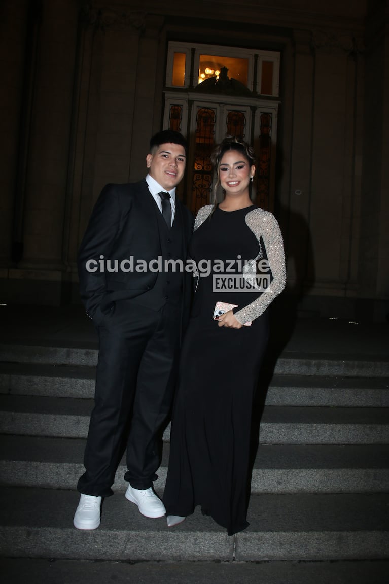 Daniela Celis y Thiago Medina en el Teatro Colón (Foto: Movilpress).