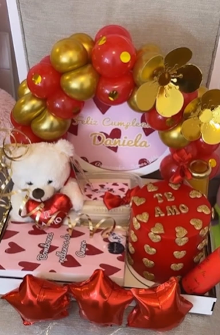 Daniela cumplió años y Thiago la sorprendió con una torta "Pestañela"