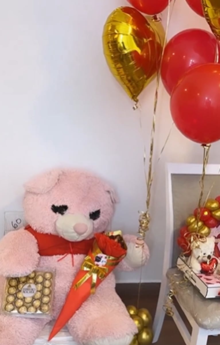 Daniela cumplió años y Thiago la sorprendió con una torta "Pestañela"