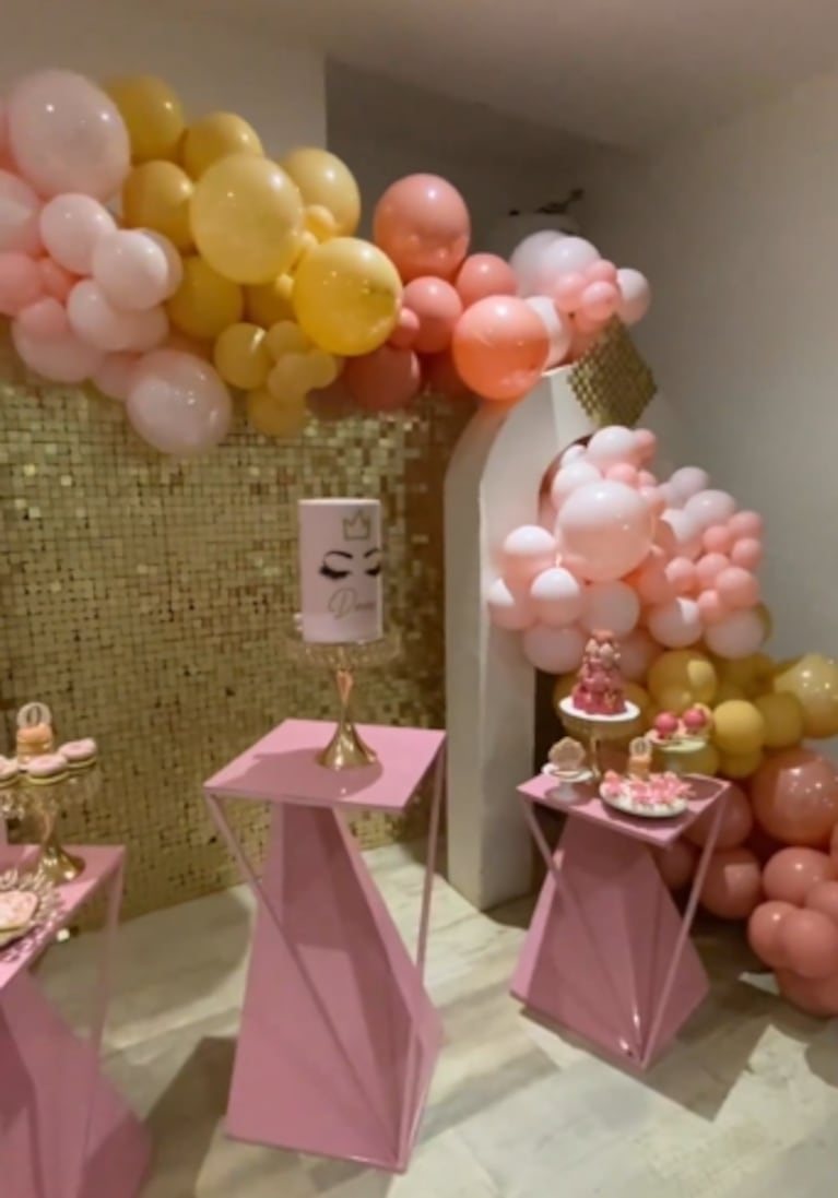 Daniela cumplió años y Thiago la sorprendió con una torta "Pestañela"