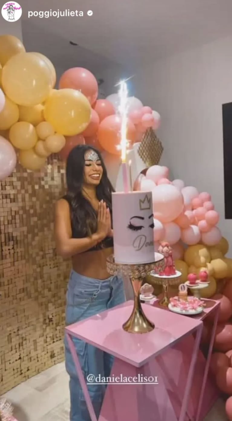 Daniela cumplió años y Thiago la sorprendió con una torta "Pestañela"