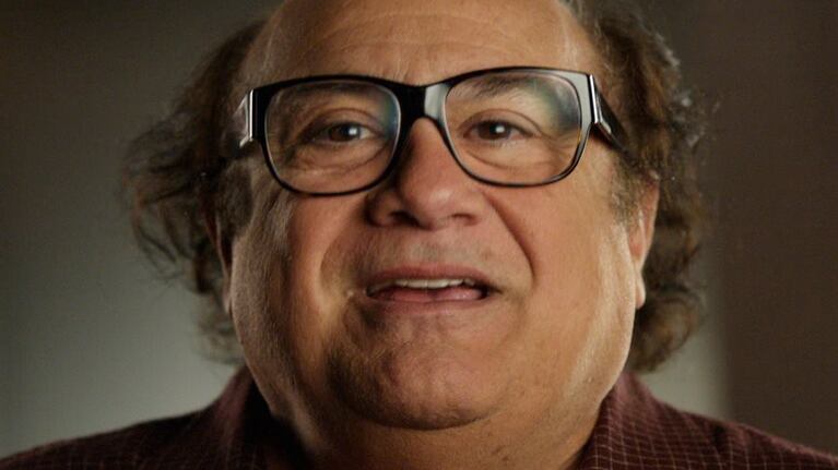 Danny DeVito fue tendencia en las redes por pasear un perro salchicha por Manhattan