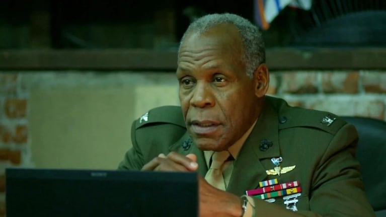 Danny Glover le aporta su experiencia en pantalla a la película de acción.