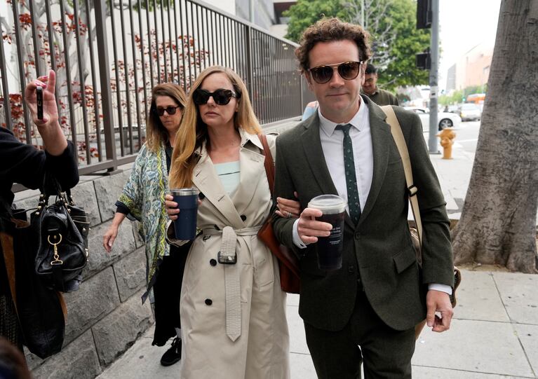 Danny Masterson y su esposa, Bijou Phillips, al llegar al tribunal en mayo. (Foto: AP)