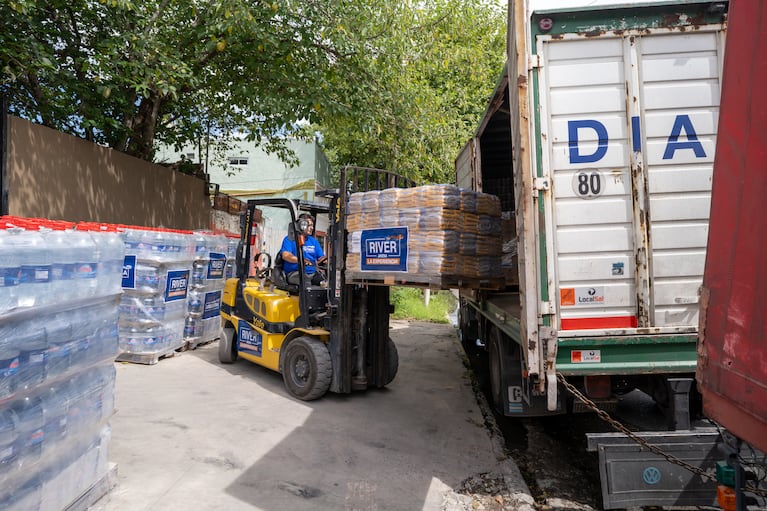 Dante Gebel donó toneladas de insumos esenciales para asistir a las familias de Bahía Blanca