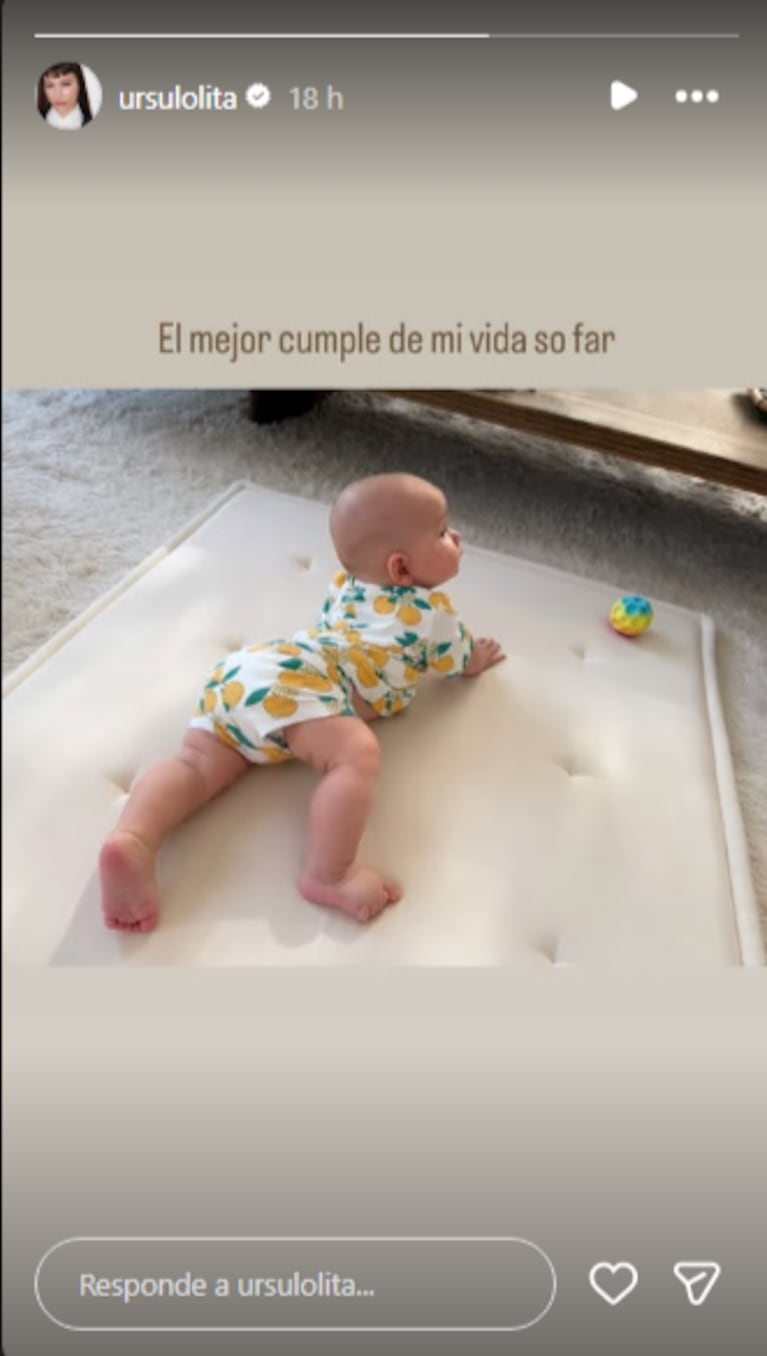 Dante, hijo de Úrsula Corberó y el Chino Darín, gateando en la foto que compartió su mamá por su cumpleaños. Fuente: Instagram @ursulolita