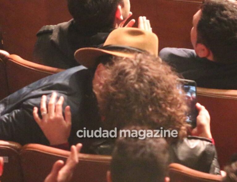 Dante Spinetta blanqueó su romance con Cala Zavaleta en los Premios Gardel: complicidad y beso apasionado  