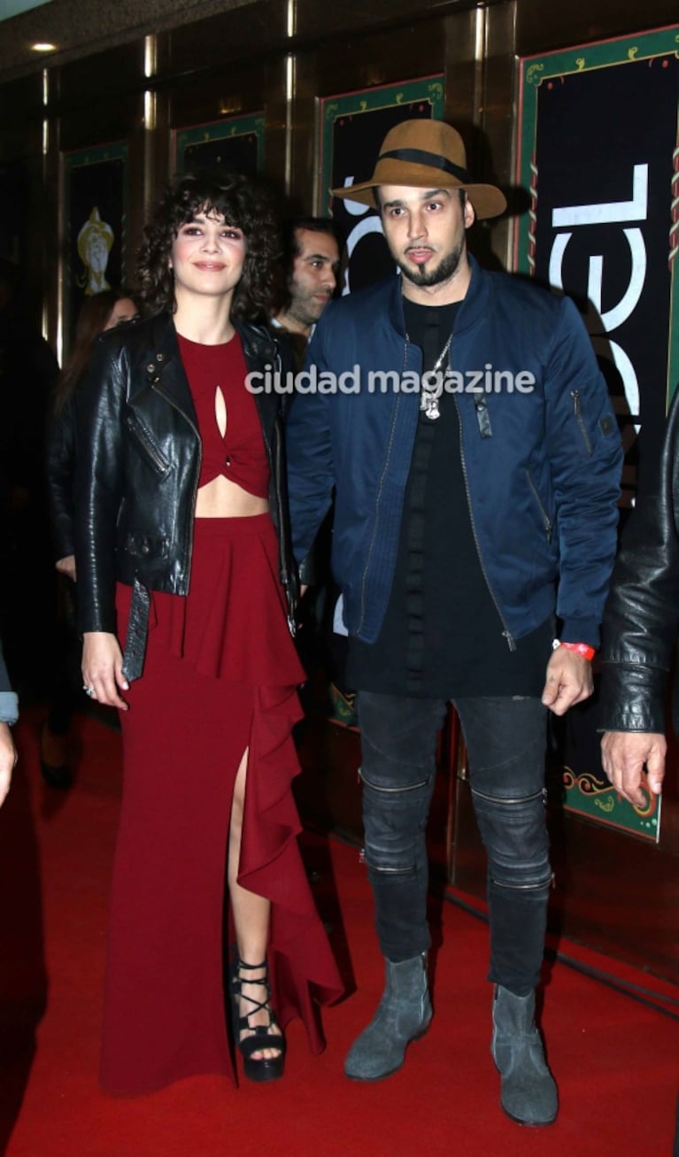 Dante Spinetta blanqueó su romance con Cala Zavaleta en los Premios Gardel: complicidad y beso apasionado  