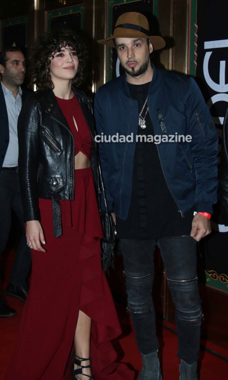 Dante Spinetta blanqueó su romance con Cala Zavaleta en los Premios Gardel: complicidad y beso apasionado  