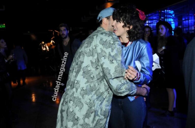Dante Spinetta, súper cómplice con una bella actriz en un evento