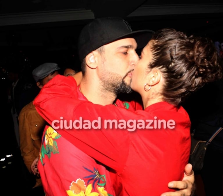 Dante Spinetta y Cala Zavaleta, súper enamorados en la noche porteña: besos y mimos hot