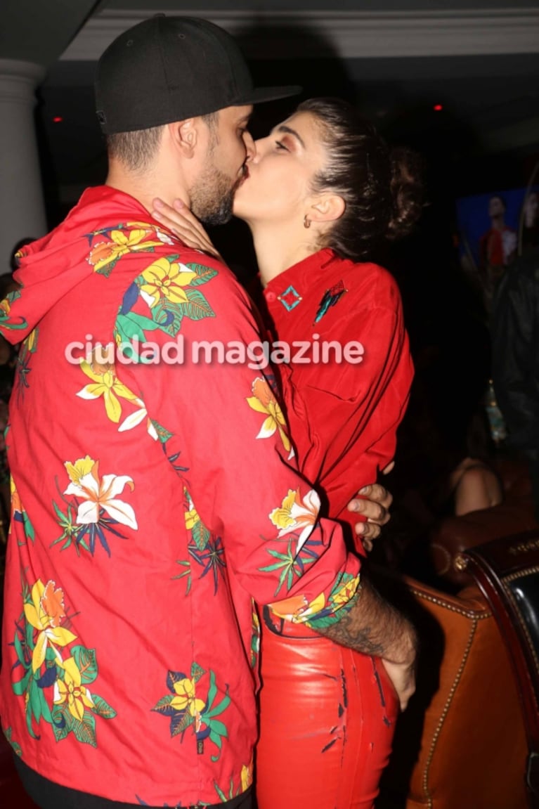 Dante Spinetta y Cala Zavaleta, súper enamorados en la noche porteña: besos y mimos hot