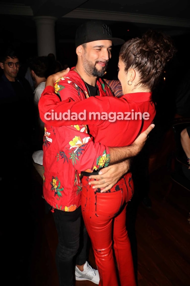 Dante Spinetta y Cala Zavaleta, súper enamorados en la noche porteña: besos y mimos hot