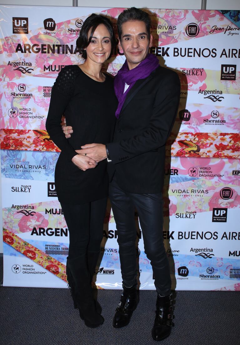 Darío Arbina y Gabriela Sobrado tras el desfile (Fotos: Najun Funes Comunicación). 