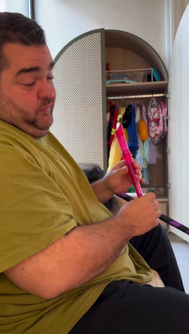 Darío Barassi toca la flauta dulce. Foto: IG | dariobarassi