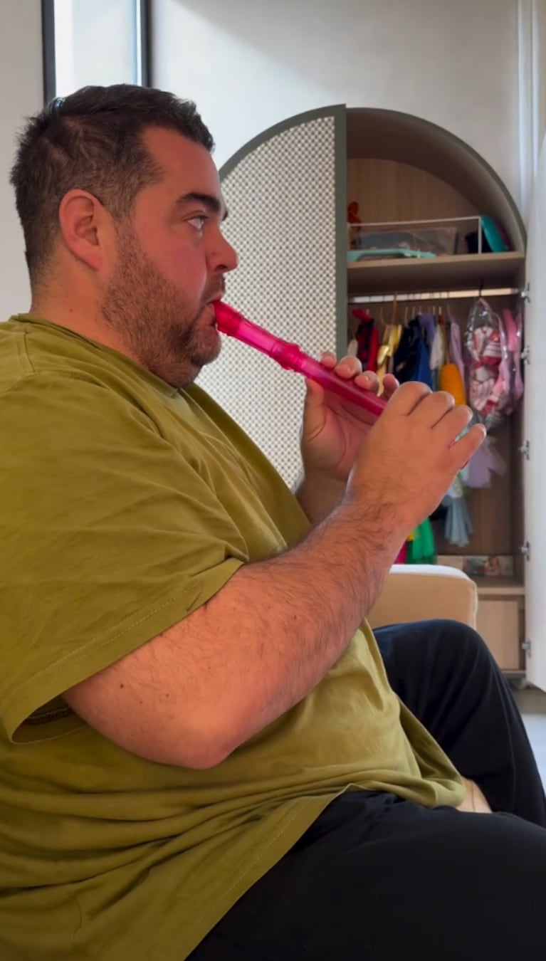 Darío Barassi toca la flauta dulce. Foto: IG | dariobarassi