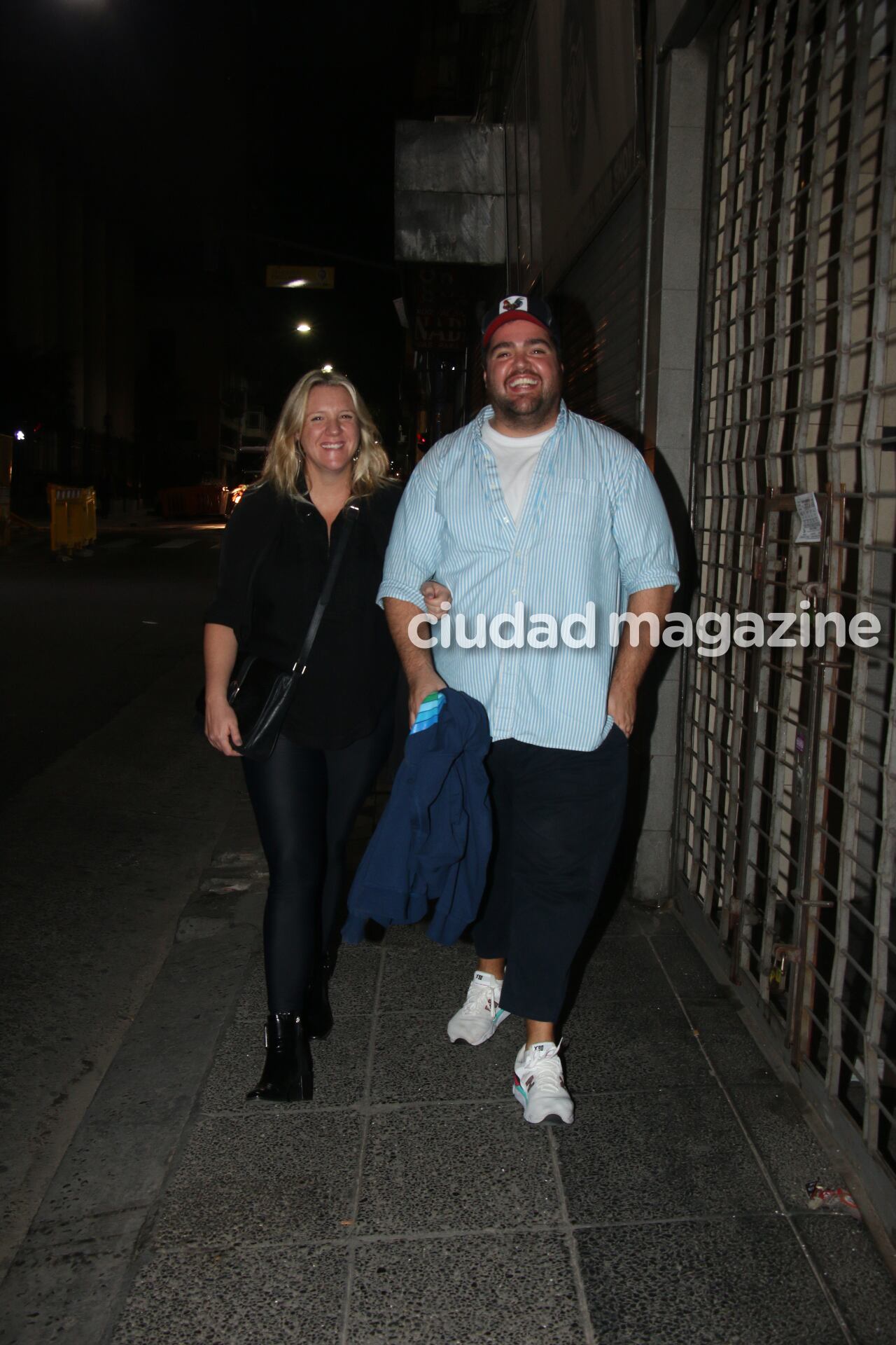 Darío Barassi y Lucía, su esposa, embarazadisima disfrutaron de Cabaret. Foto: Movilpress 