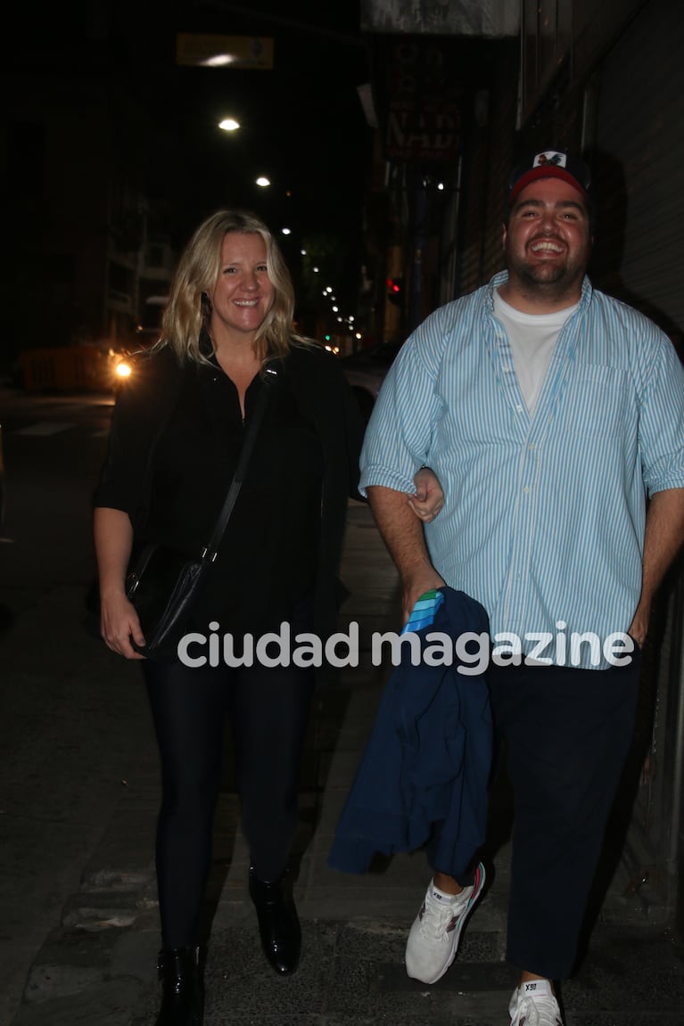 Darío Barassi y Lucía, su esposa, embarazadisima disfrutaron de Cabaret. Foto: Movilpress 