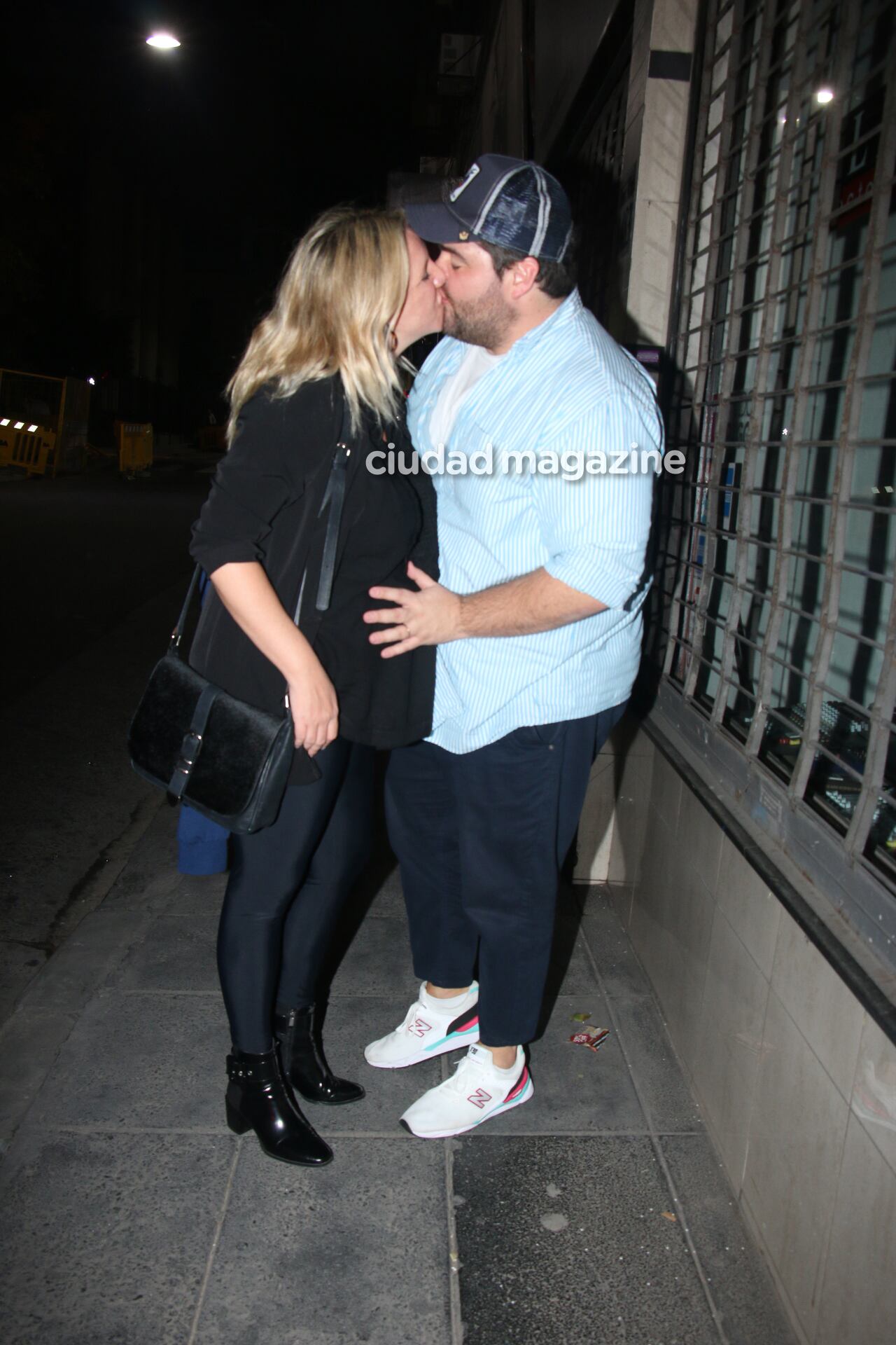 Darío Barassi y Lucía, su esposa, embarazadisima disfrutaron de Cabaret. Foto: Movilpress 