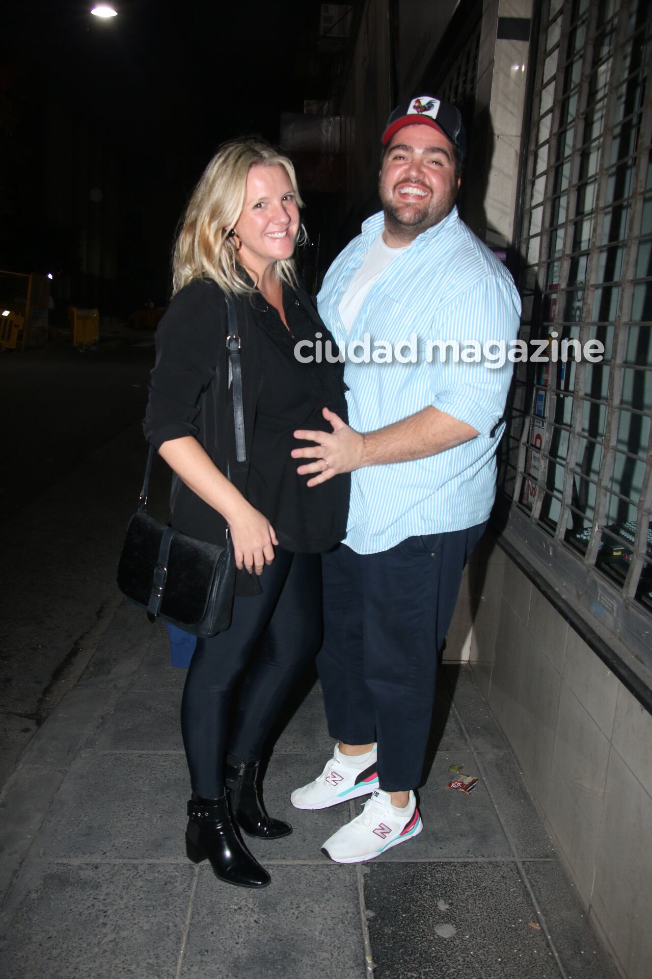 Darío Barassi y Lucía, su esposa, embarazadisima disfrutaron de Cabaret. Foto: Movilpress 